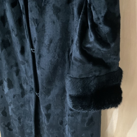 Vintage Elegant Black Fur-Trimmed Coat - Picture 3 of 6